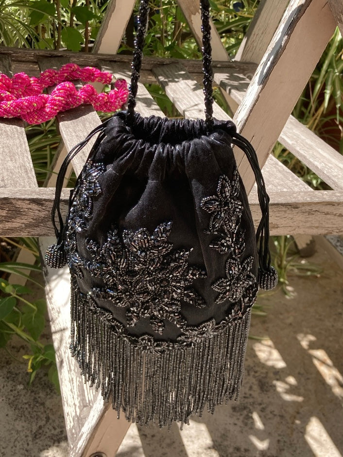 Pochette in velluto nero con perline