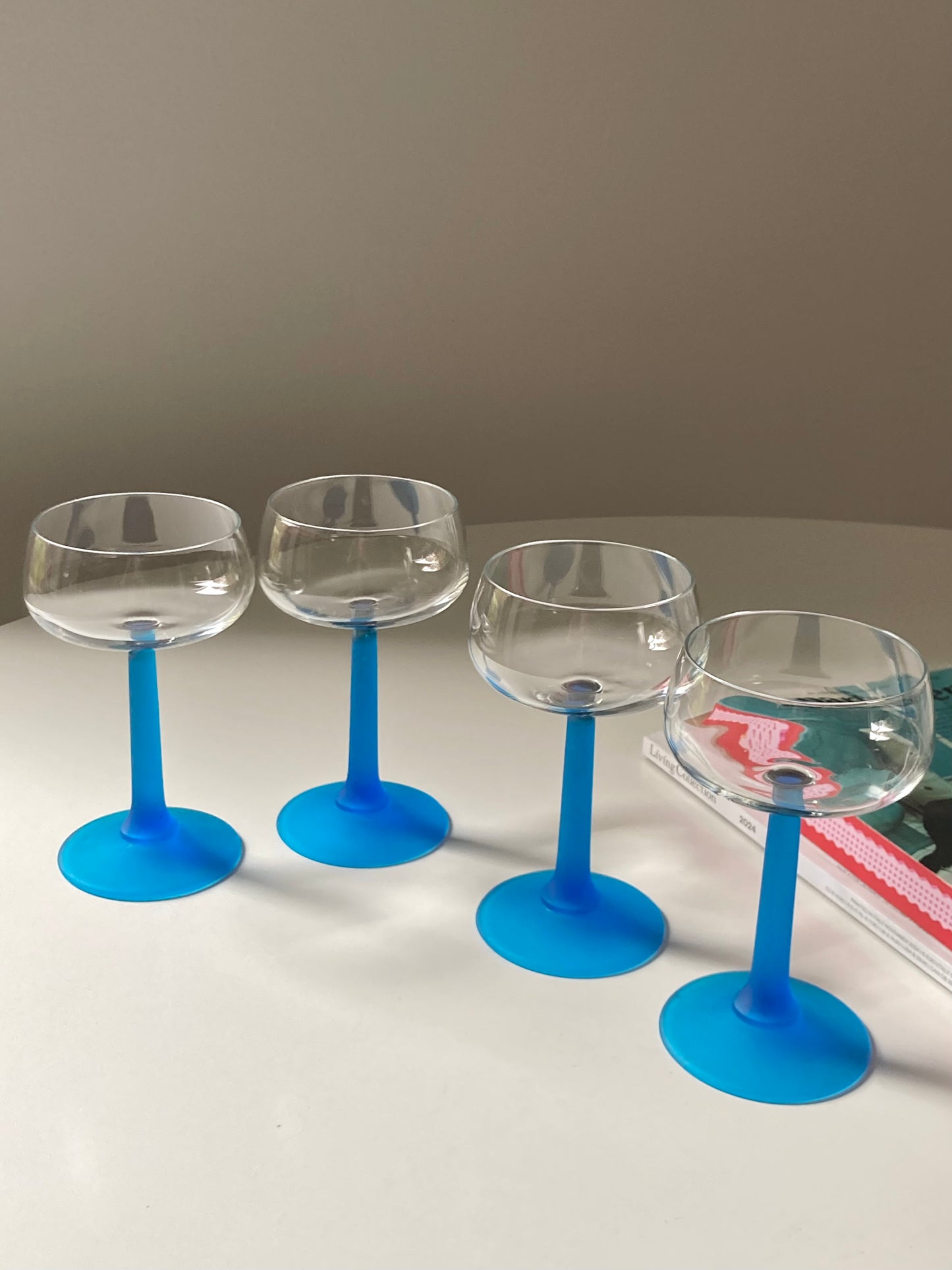 Set di 4 calici con stelo blu satinato