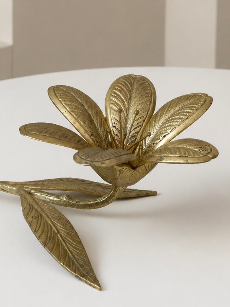 Posacenere in ottone con petali estraibili
