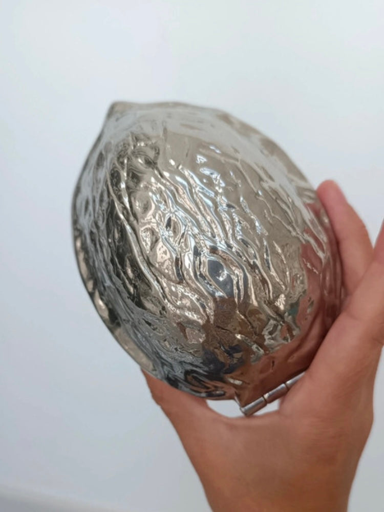 Schiaccianoci vintage in metallo