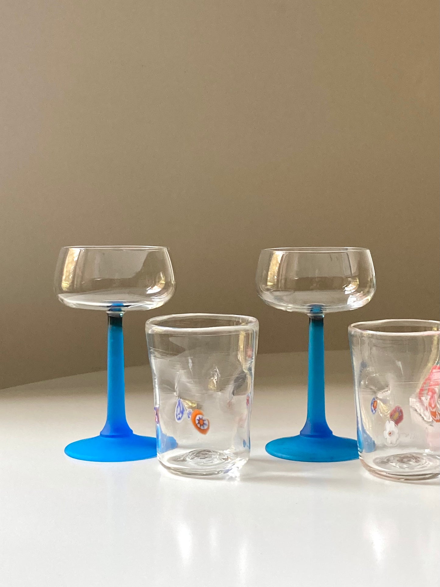 Set di 4 calici con stelo blu satinato