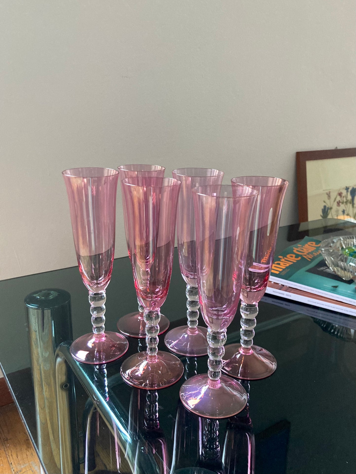 Set di flute rosa con stelo a bolle