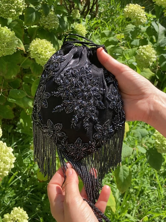 Pochette in velluto nero con perline