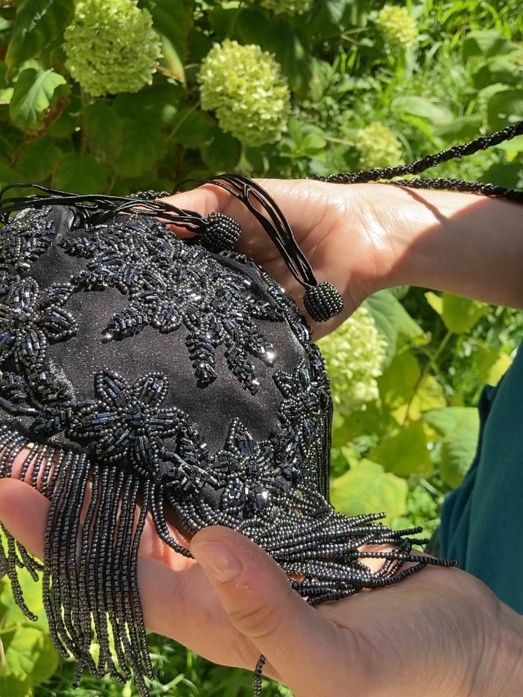 Pochette in velluto nero con perline