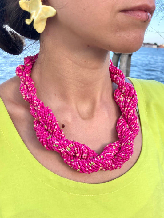 Collana intrecciata di perline rosa