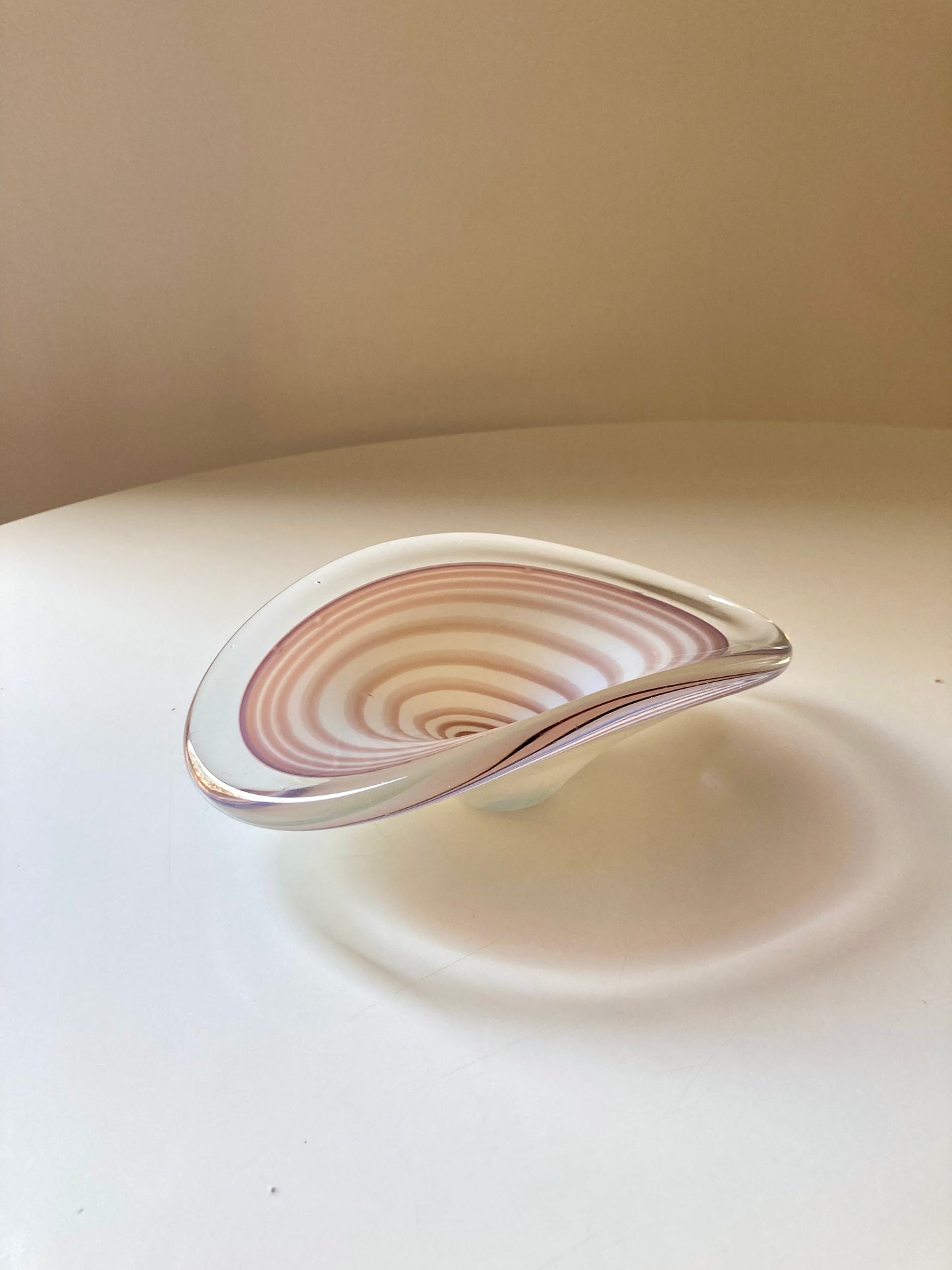 Sommerso glass bowl with pink spiral