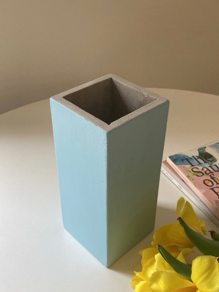 Vaso minimale azzurro in cemento