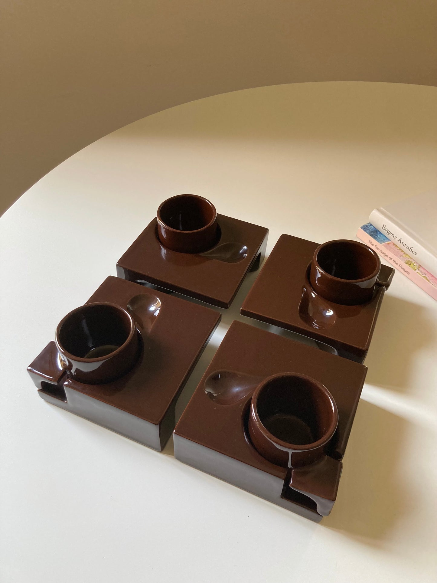 Ensemble de tasses à café couleur chocolat