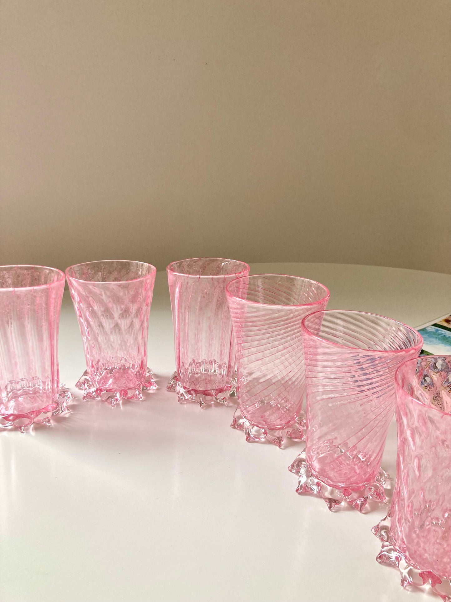 Bicchieri rosa con base in cristallo