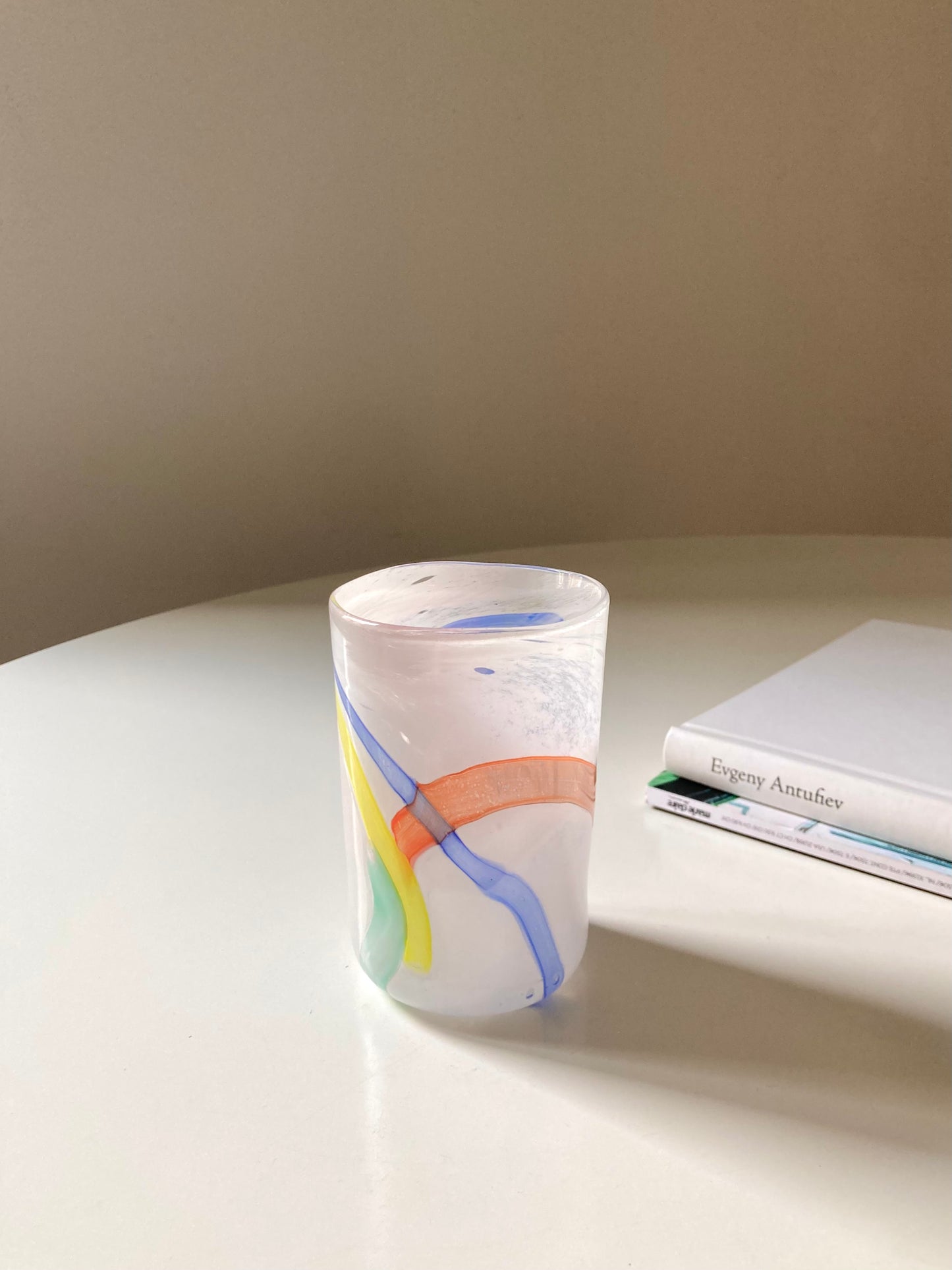 Set di goti veneziani bianchi con linee colorate