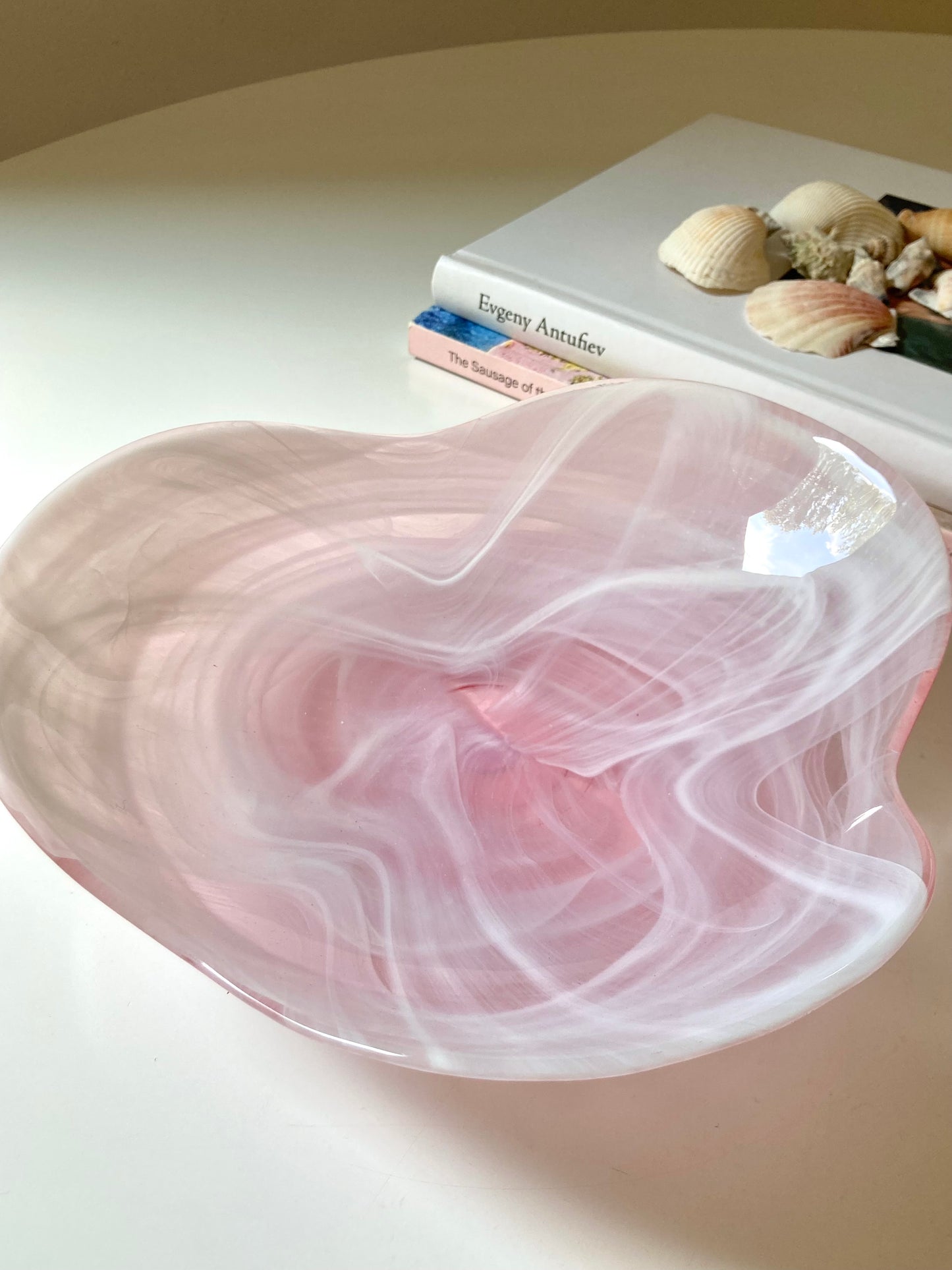 Pocket tray in pink and white glass