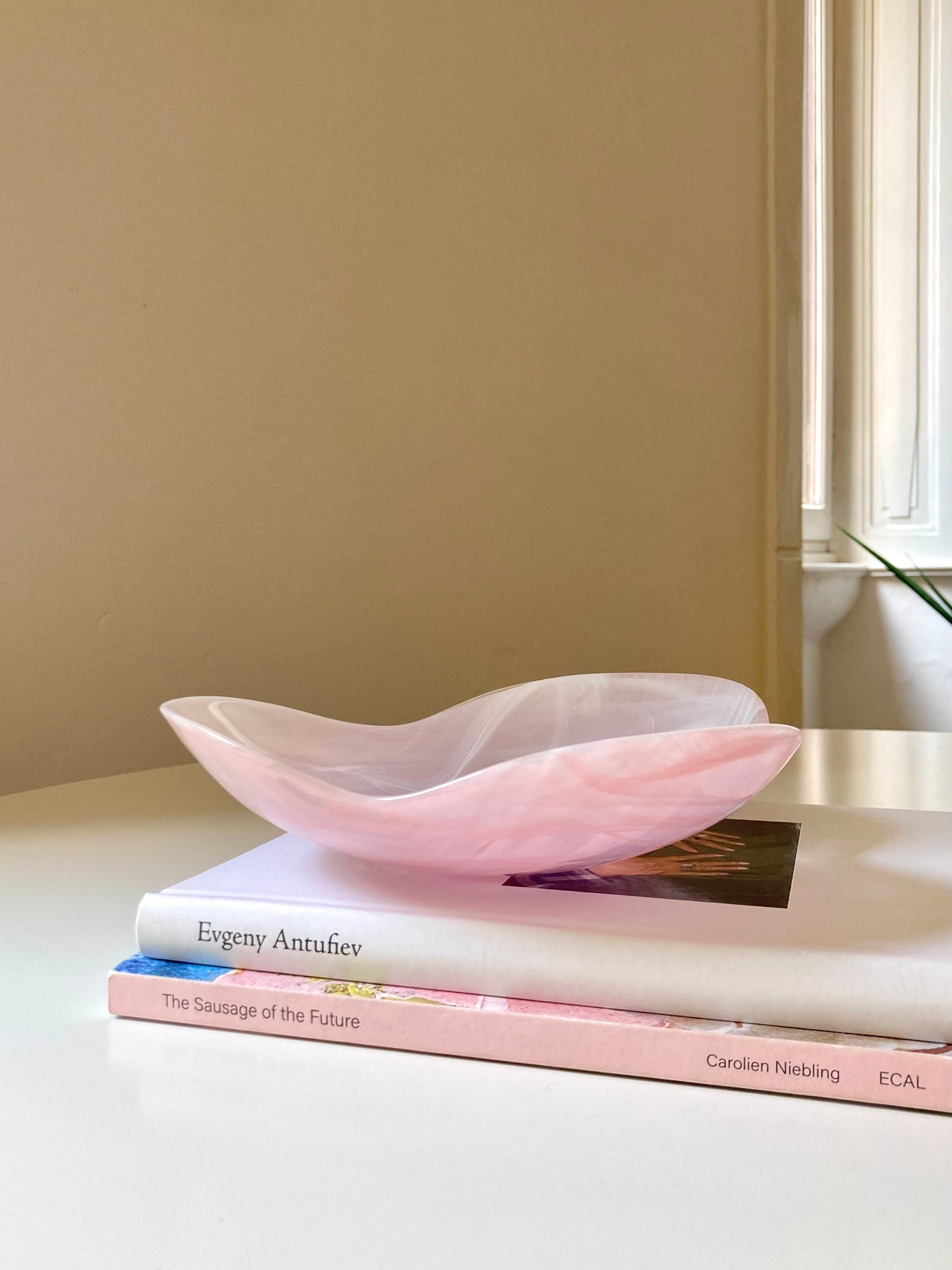 Pocket tray in pink and white glass