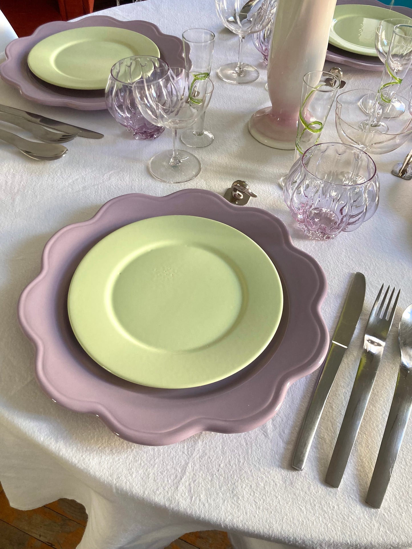 Set of 4 lilac flower-shaped dinner plates