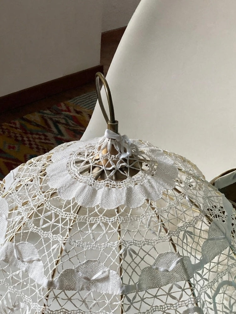 Lampadario fatto a mano all’uncinetto