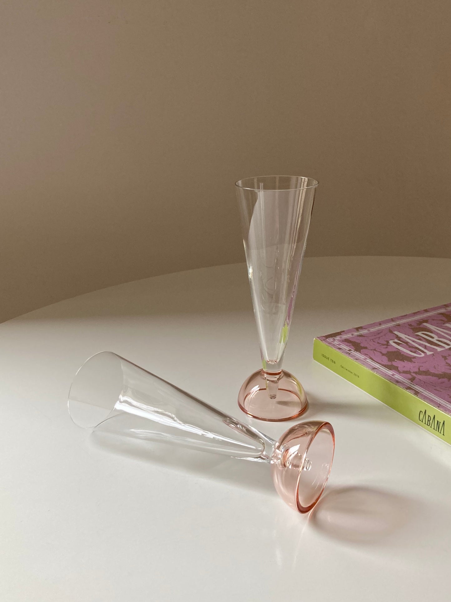 Set of 4 flutes with pink base