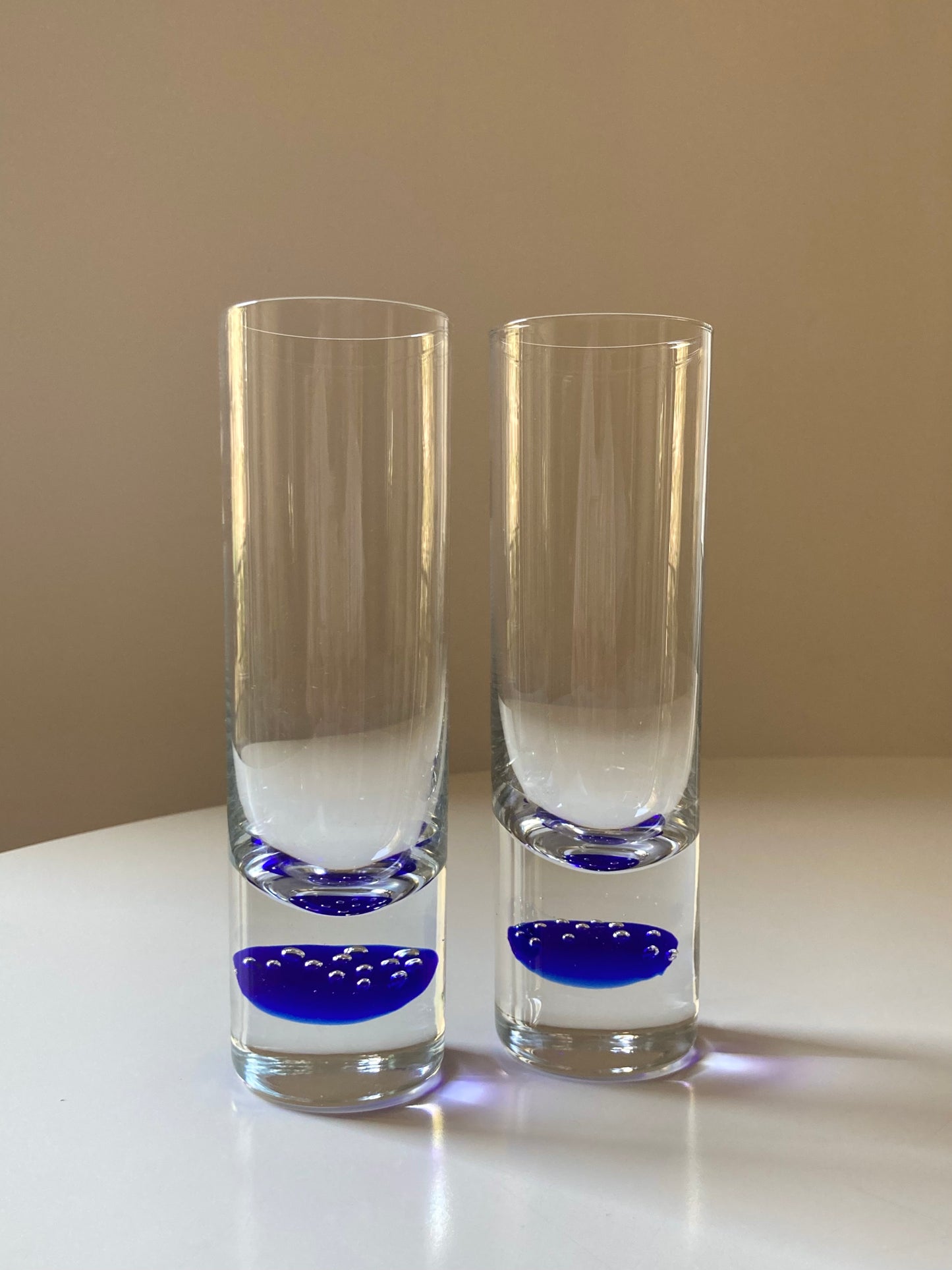 Set di 4 bicchieri di Murano con base blu