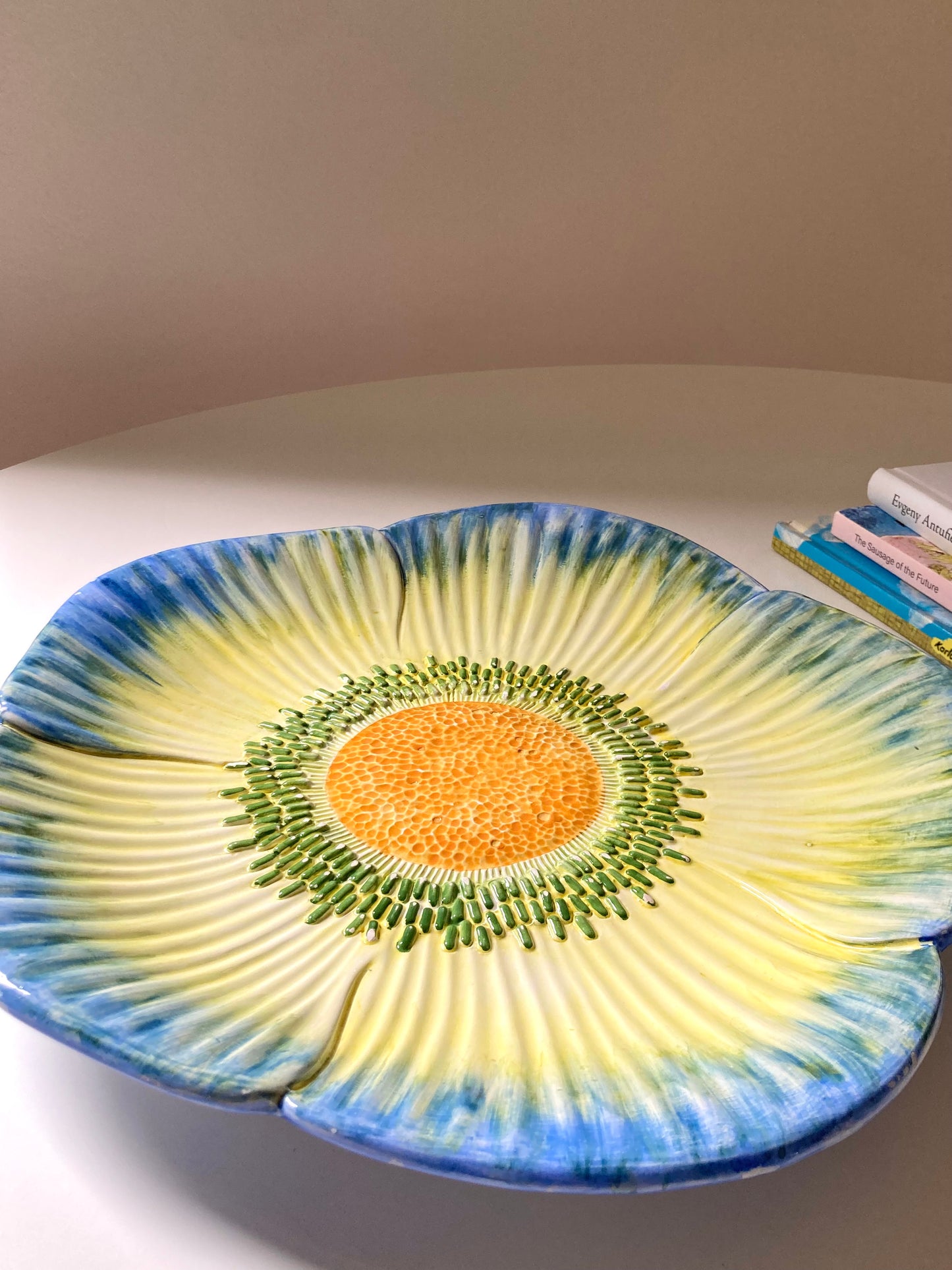 Large flower-shaped plate in Bassano ceramic