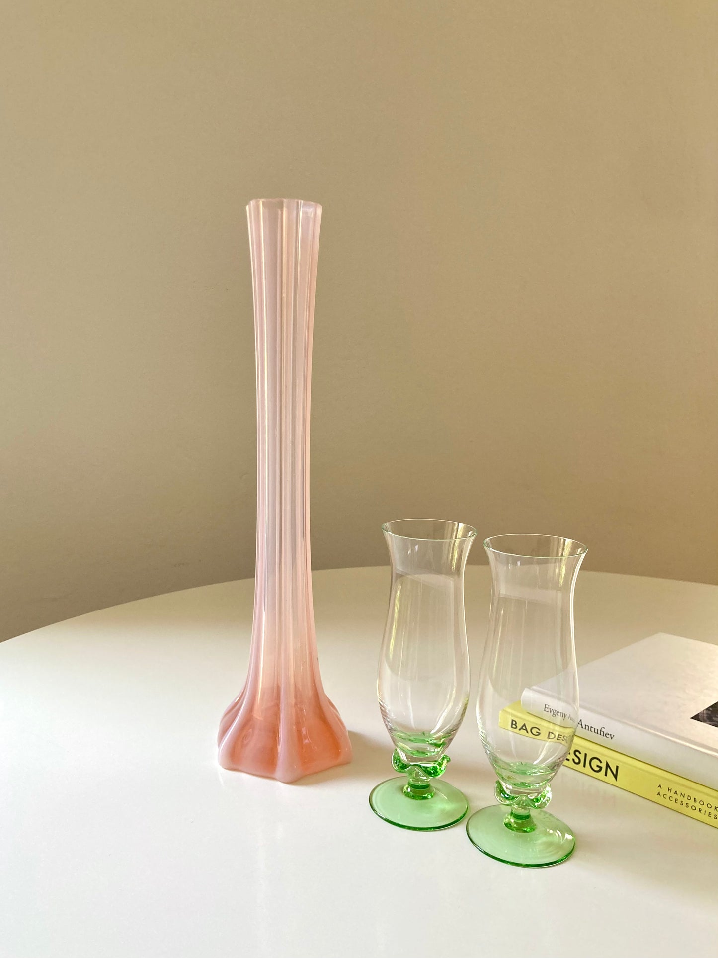 Grande vaso alto in vetro rosa