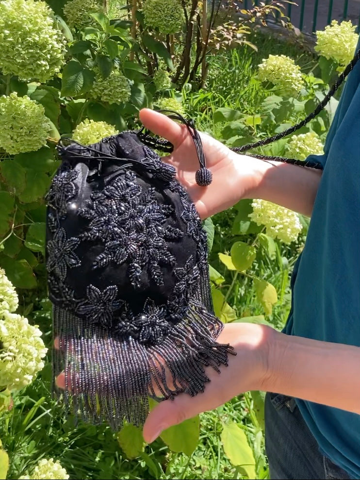 Pochette in velluto nero con perline
