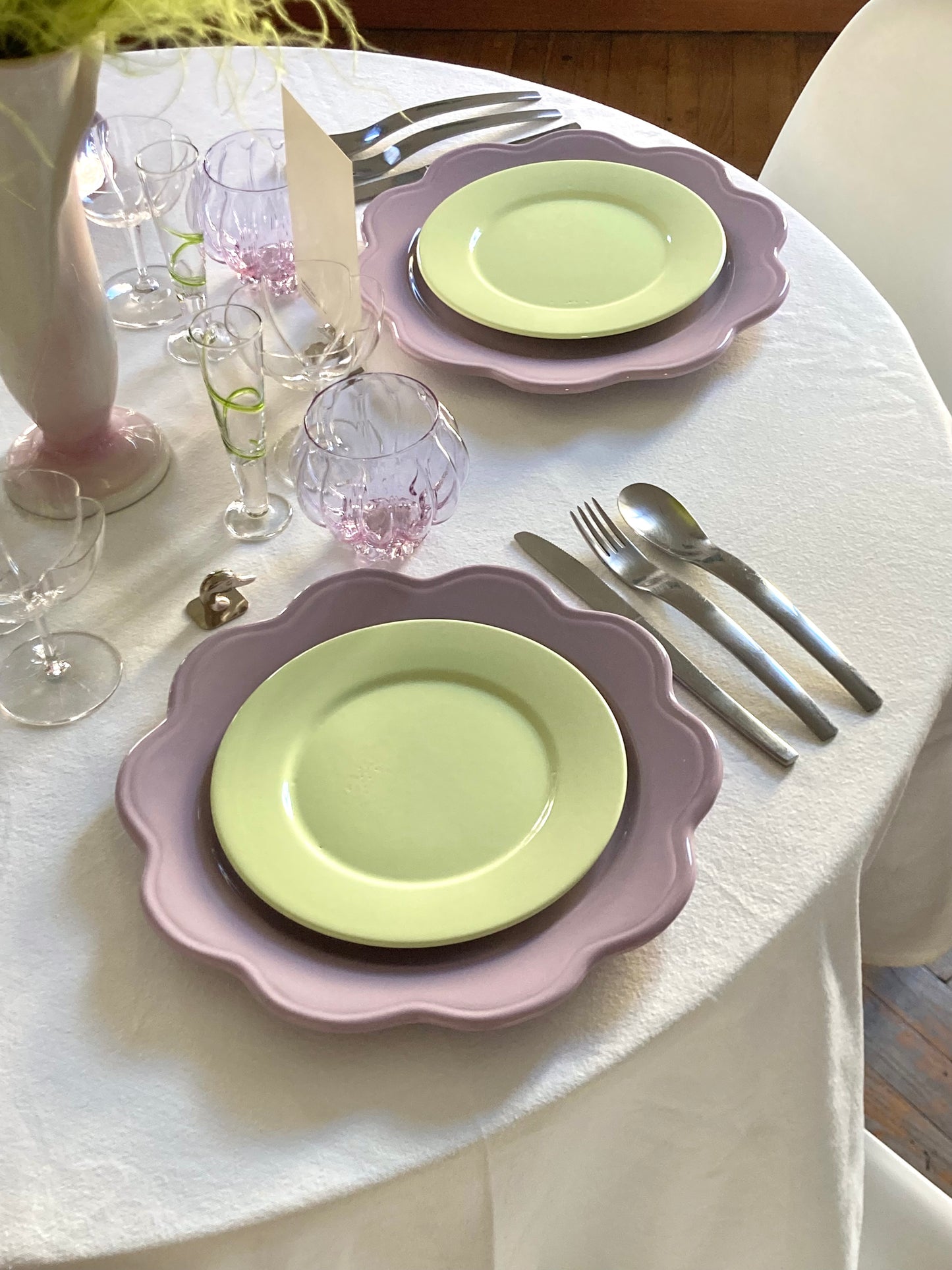 Set of 4 lilac flower-shaped dinner plates