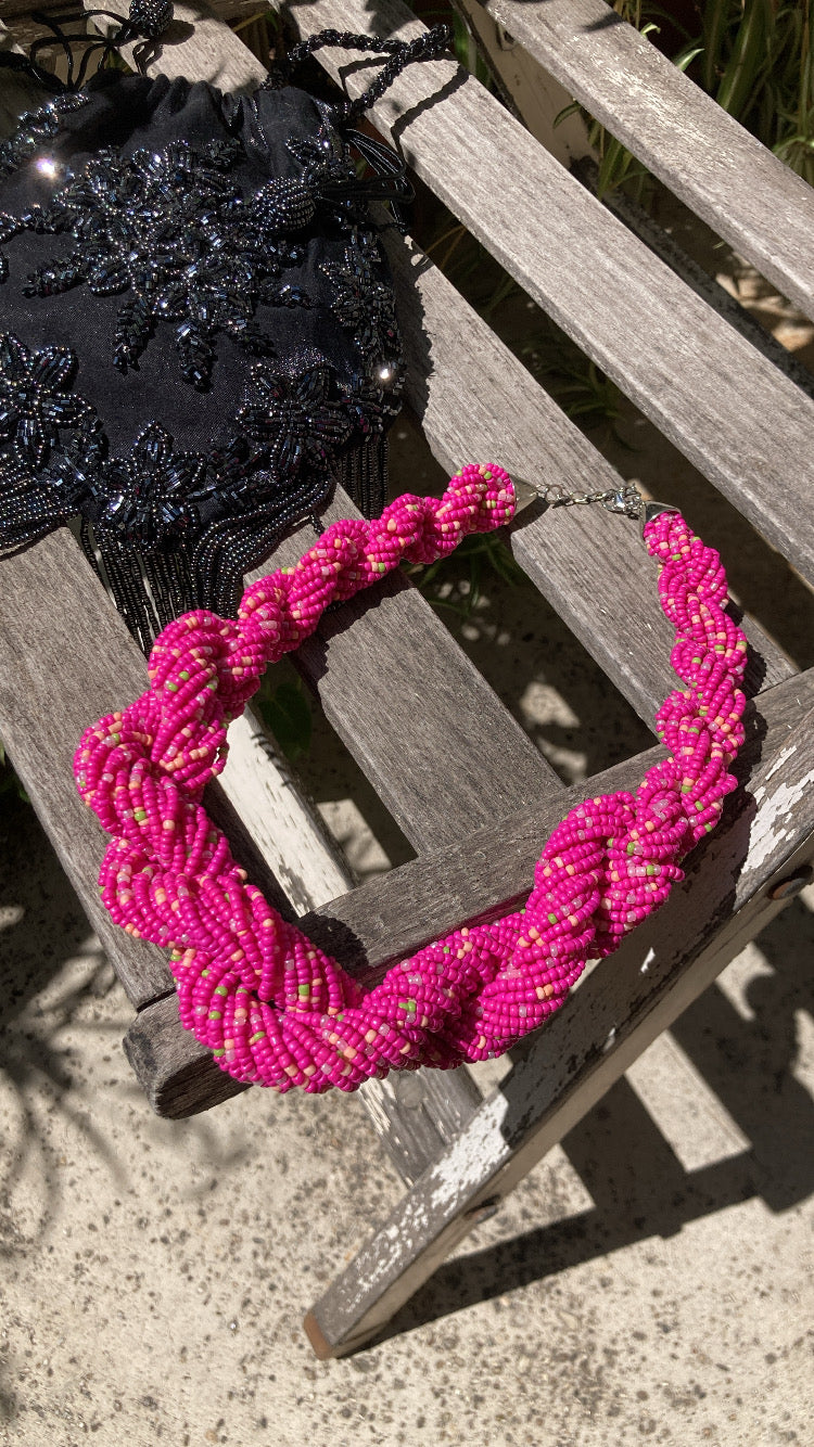 Collana intrecciata di perline rosa