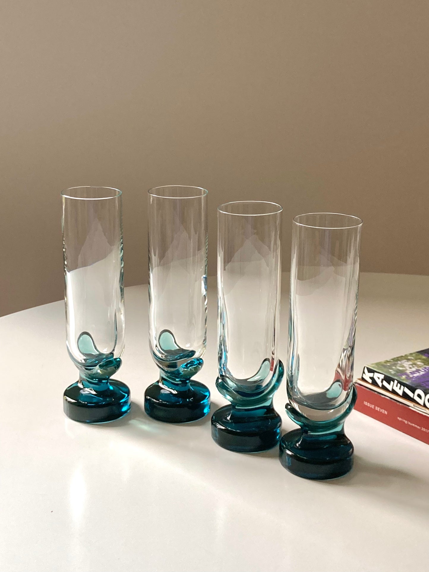 Set of 6 tall glasses with petrol blue base