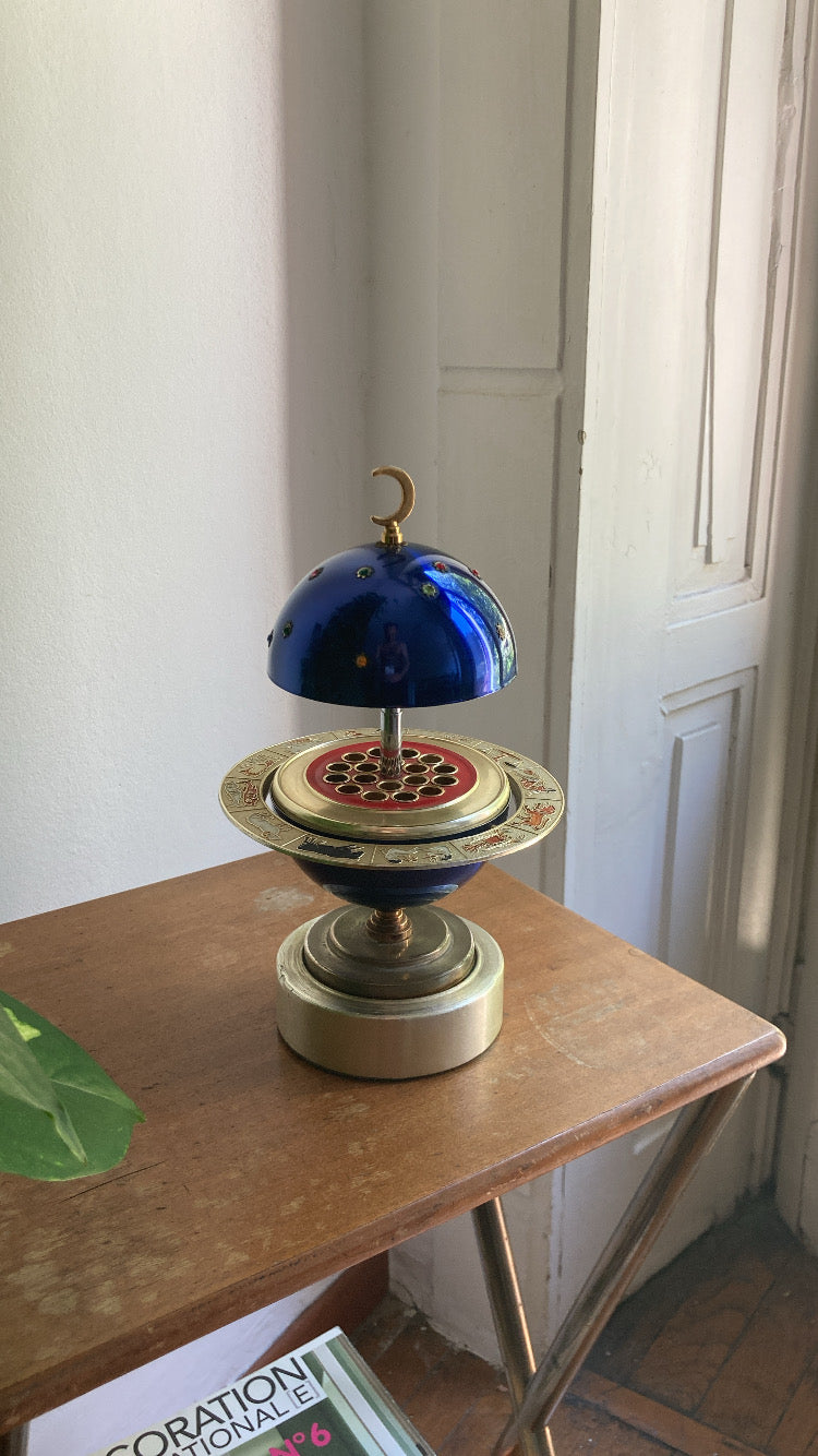 Portasigarette vintage a forma di pianeta