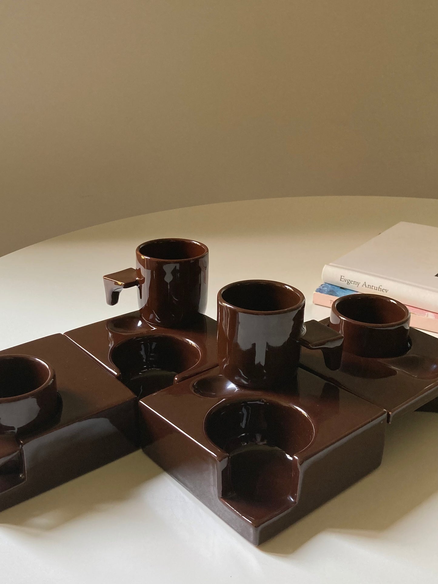 Ensemble de tasses à café couleur chocolat