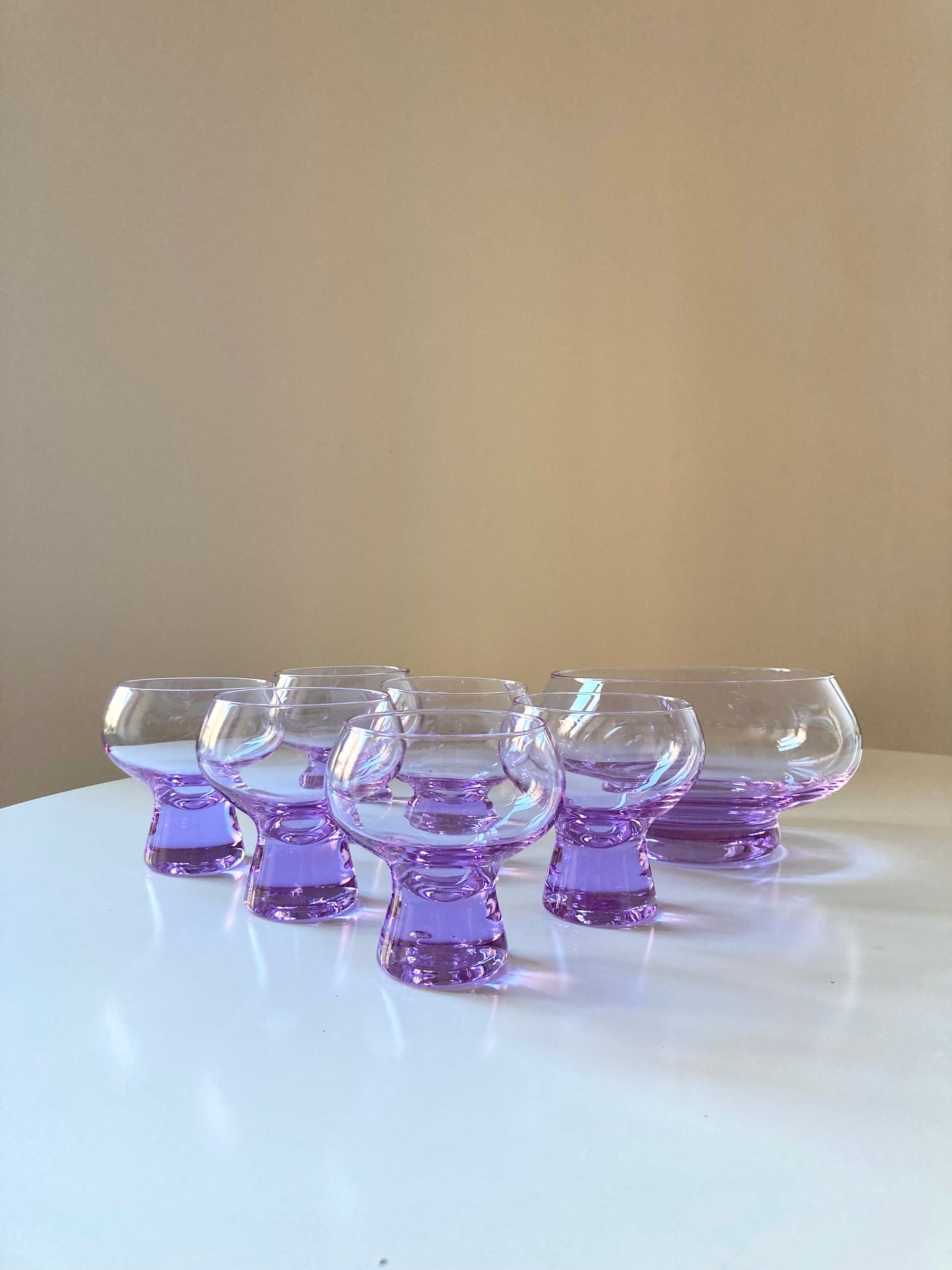 Service of 6 cups and large bowl in purple glass