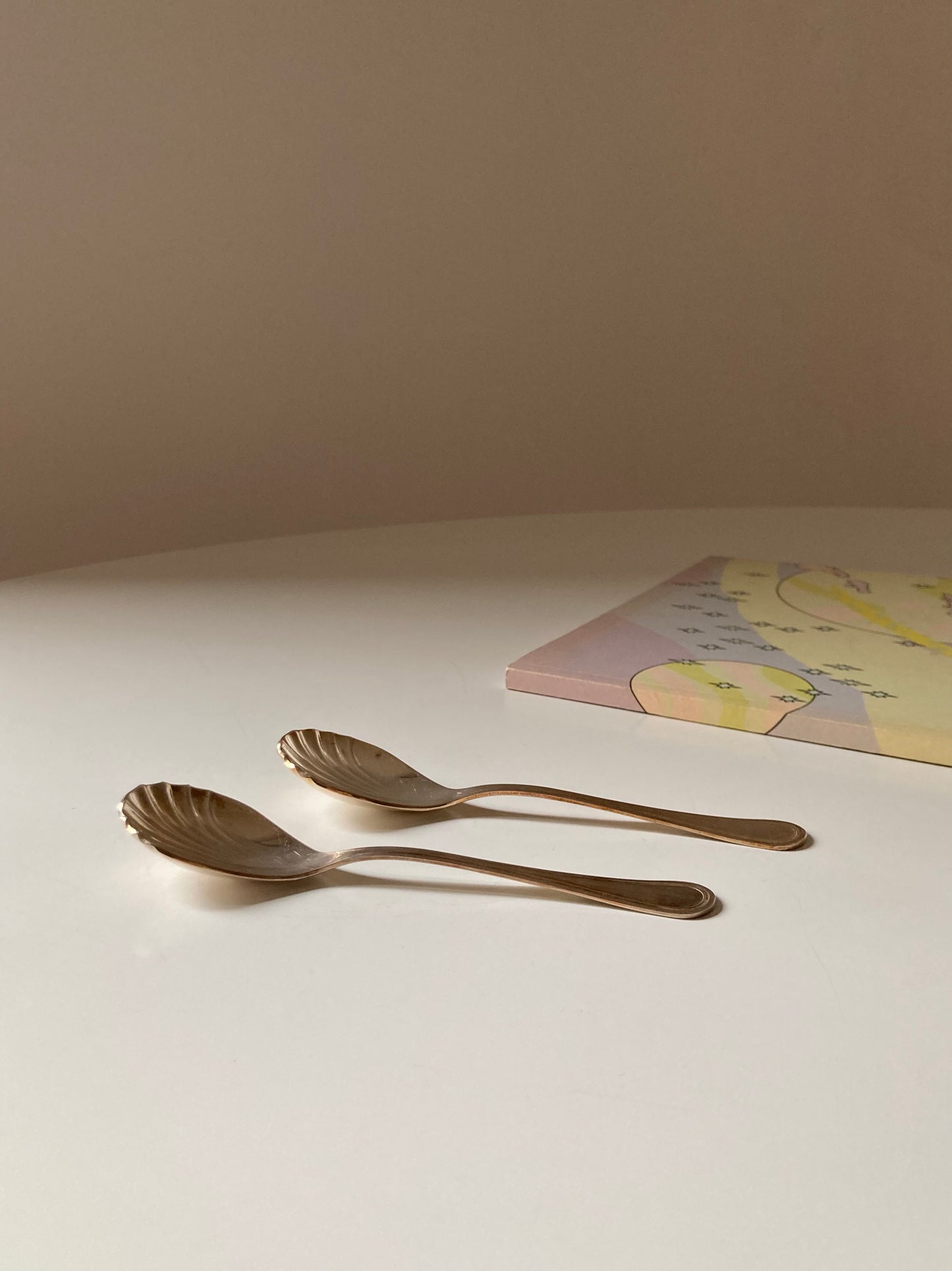 Pair of clamshell spoons