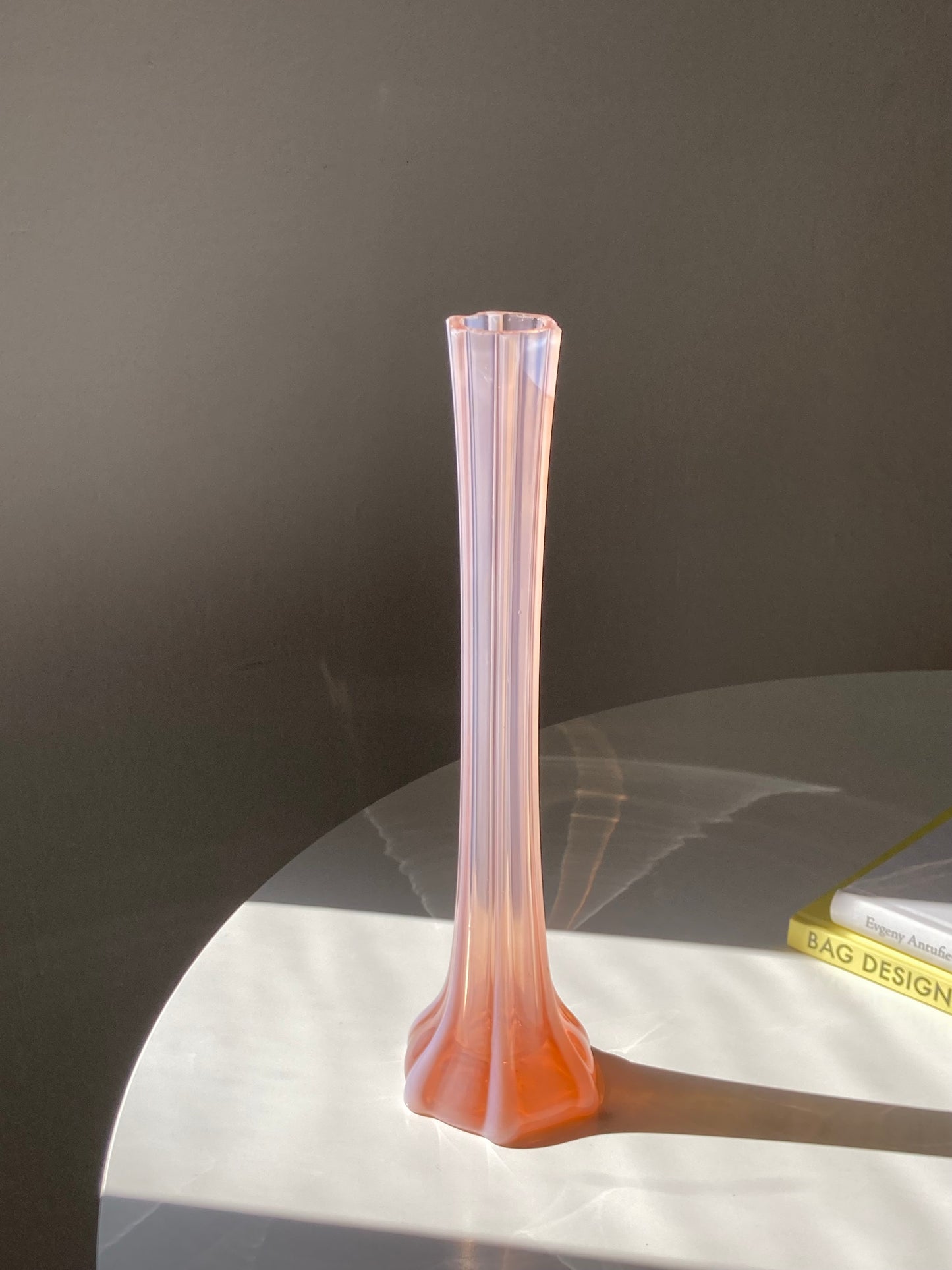 Grande vaso alto in vetro rosa