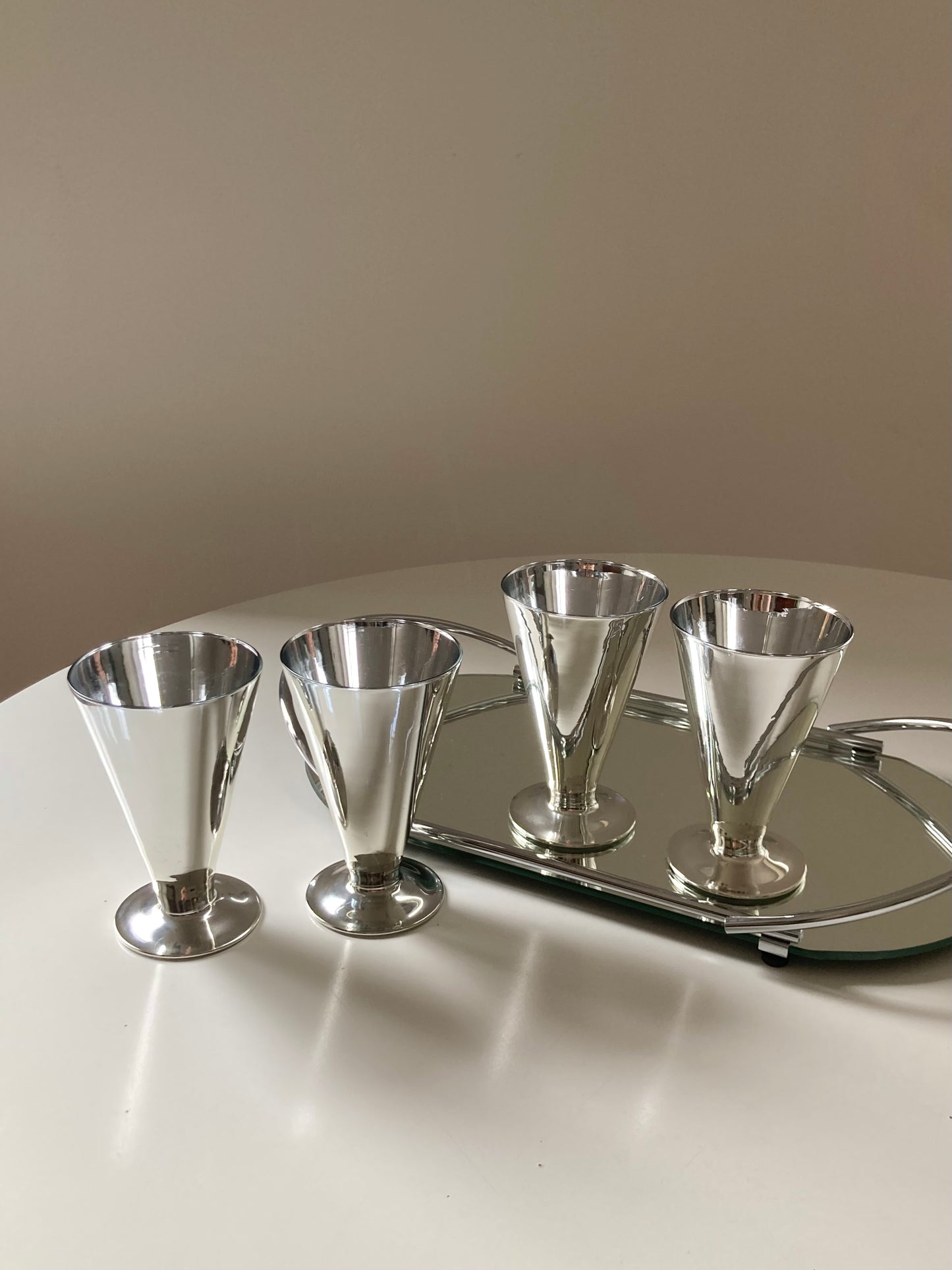 Set of 4 mirrored glasses with tray