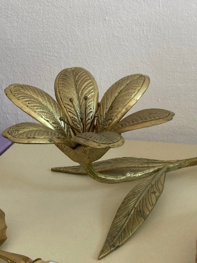 Posacenere in ottone con petali estraibili