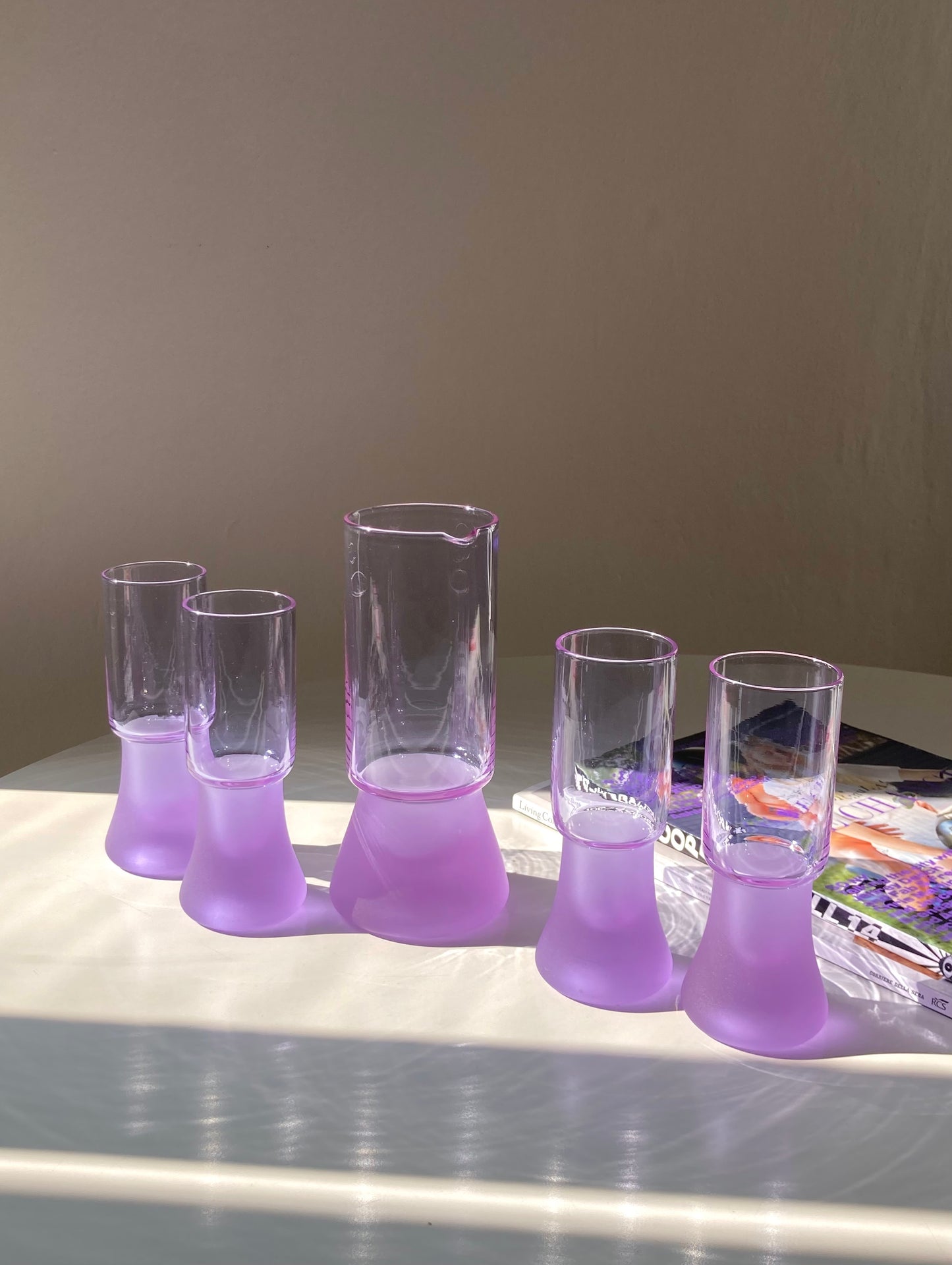 Set of 4 purple glass glasses and jug