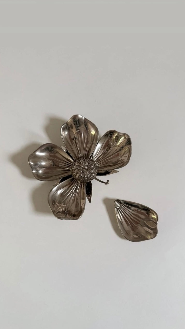 Portacenere vintage a fiore con petali