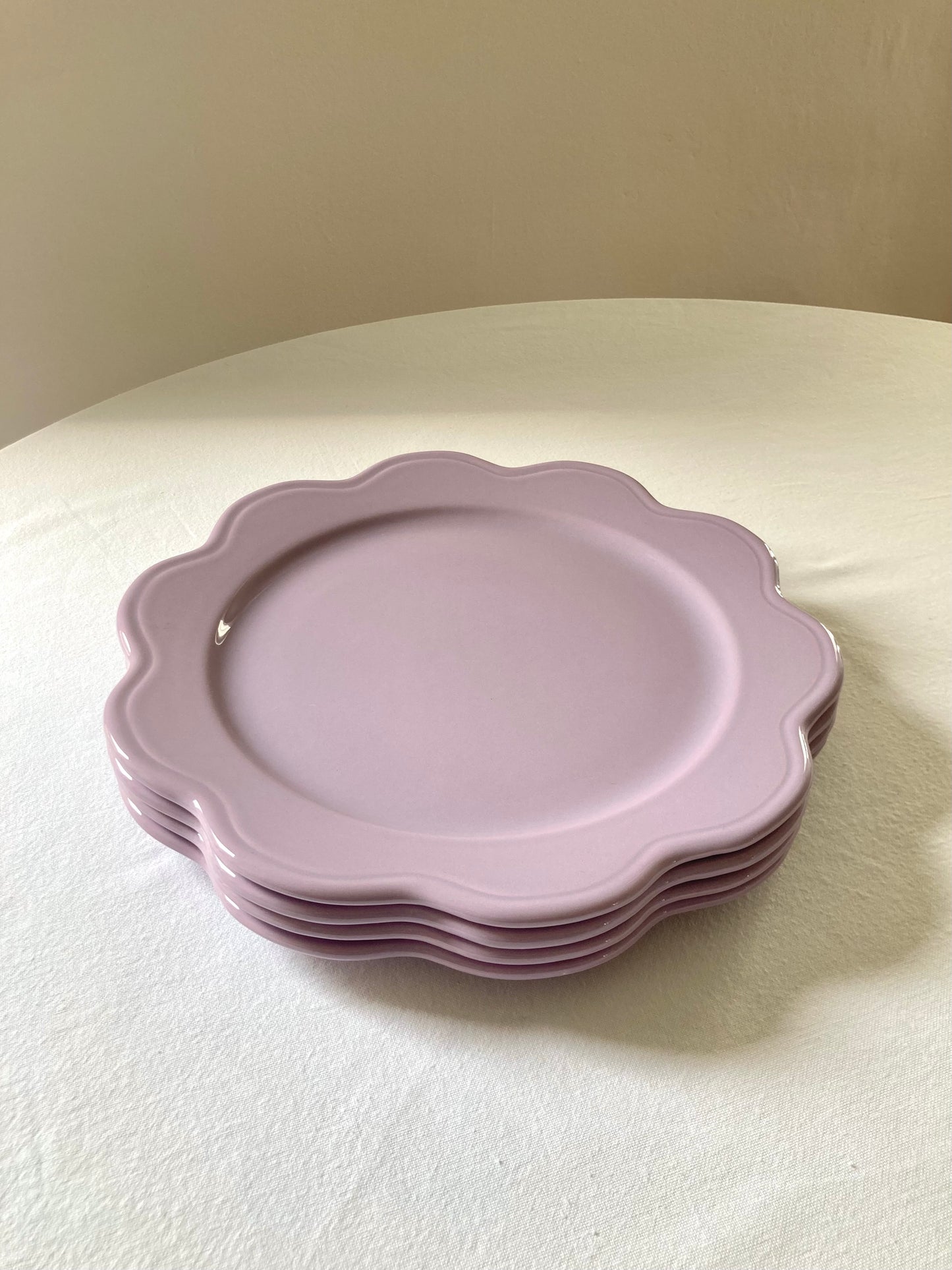 Set of 4 lilac flower-shaped dinner plates