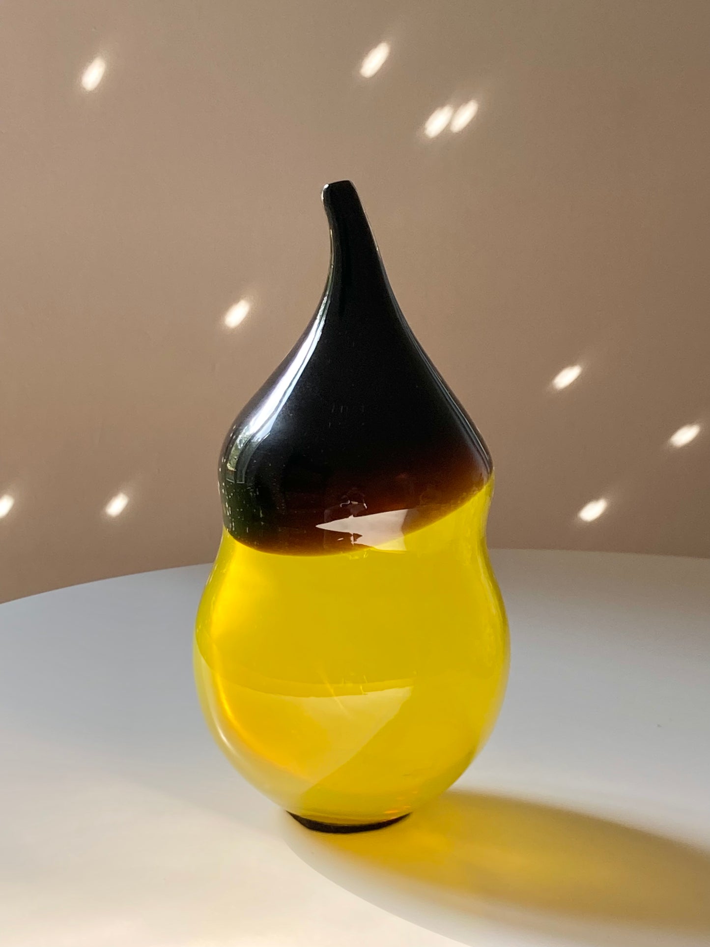 Grande vaso decorativo in vetro giallo e marrone