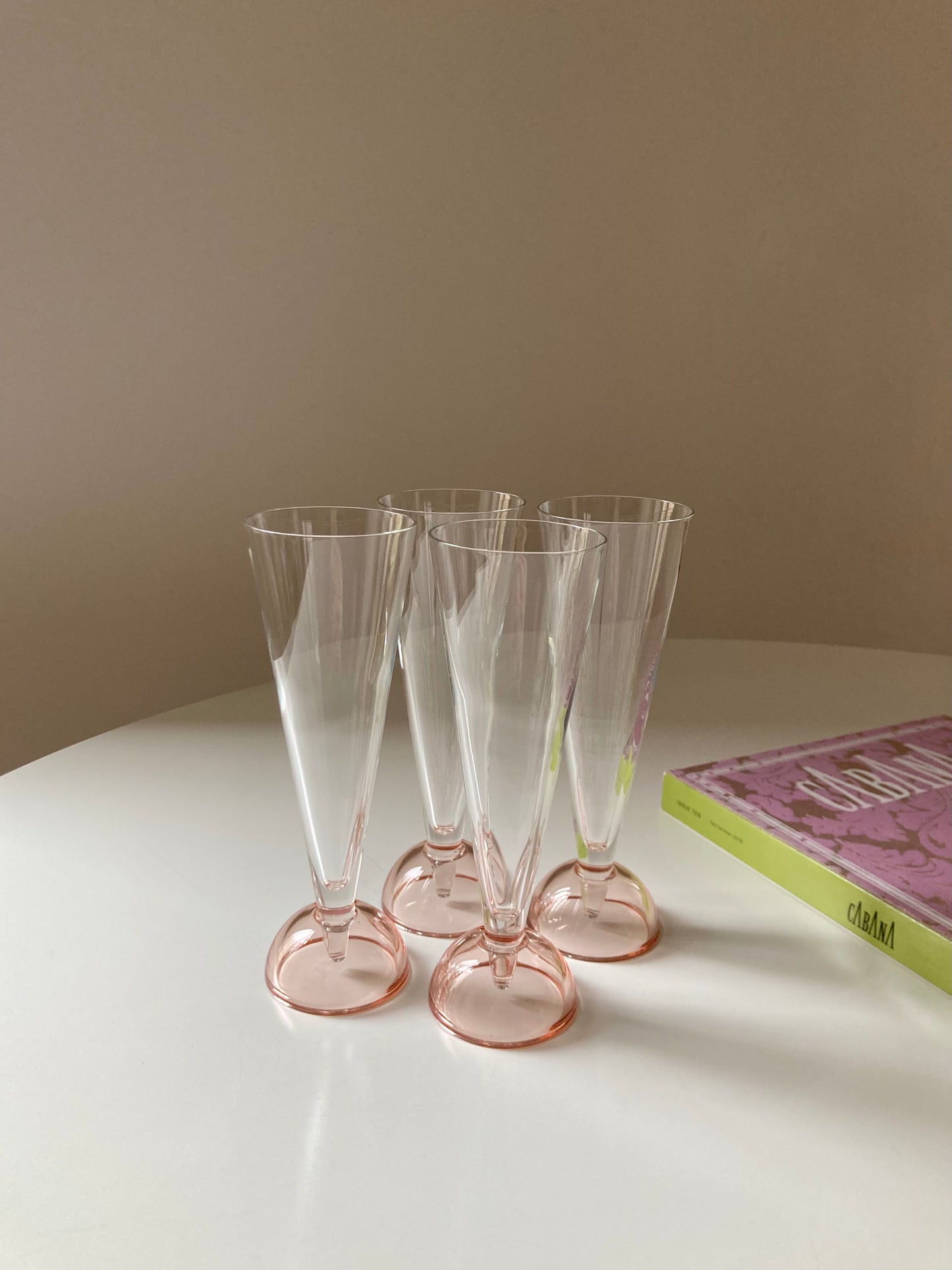 Set of 4 flutes with pink base