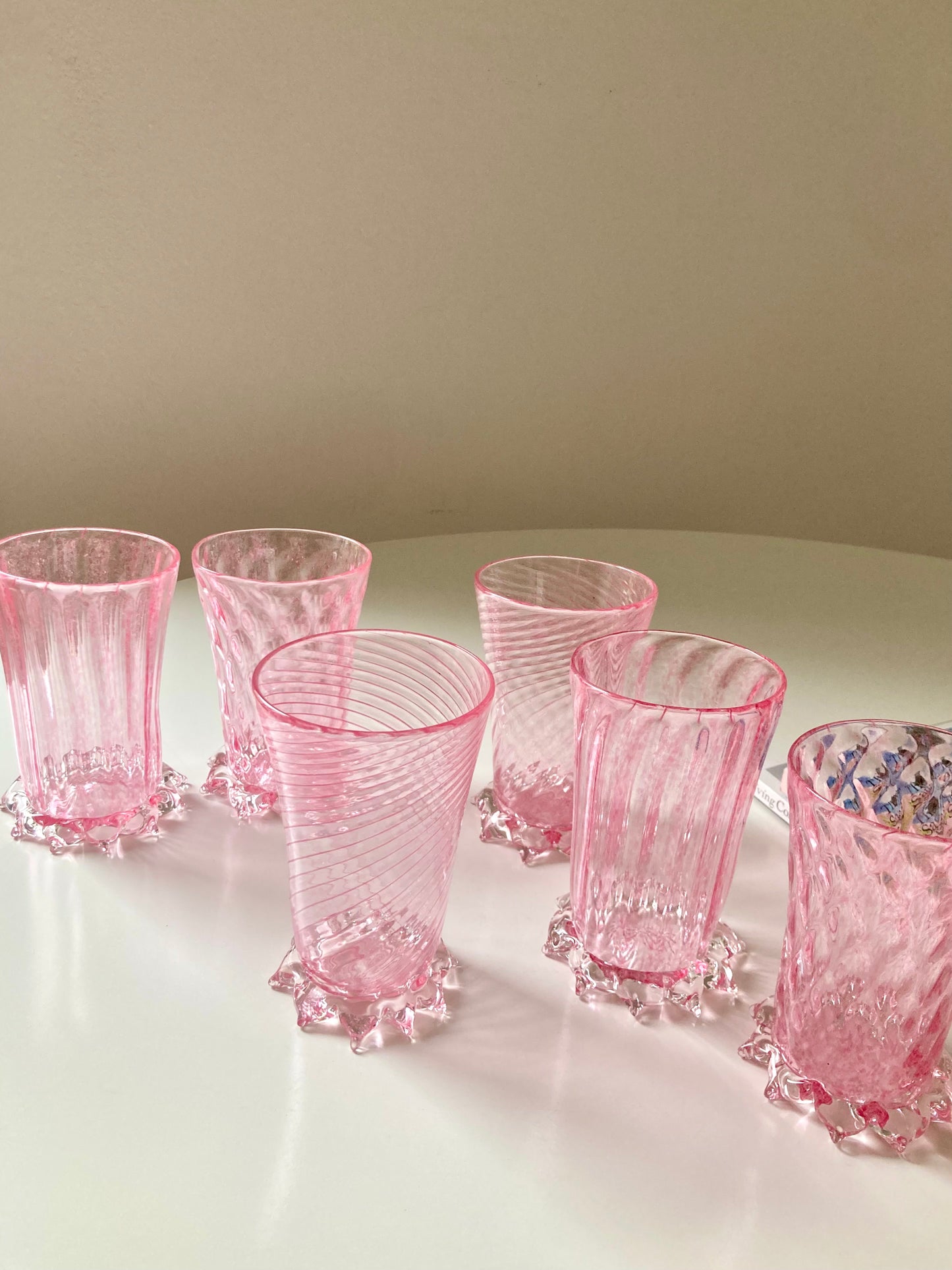 Bicchieri rosa con base in cristallo