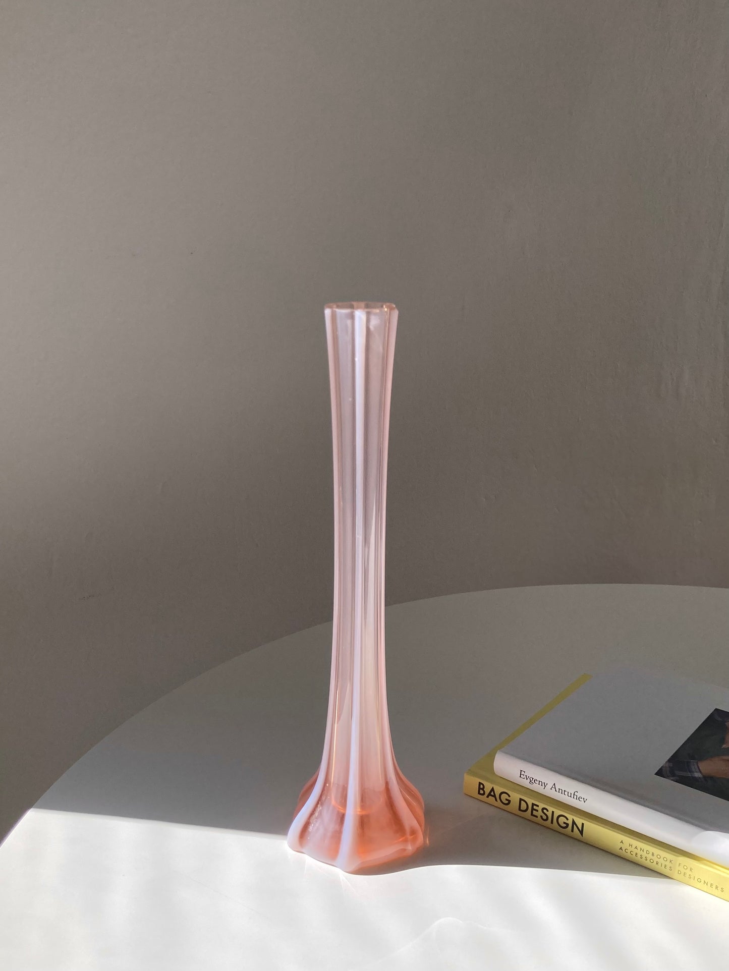 Grande vaso alto in vetro rosa