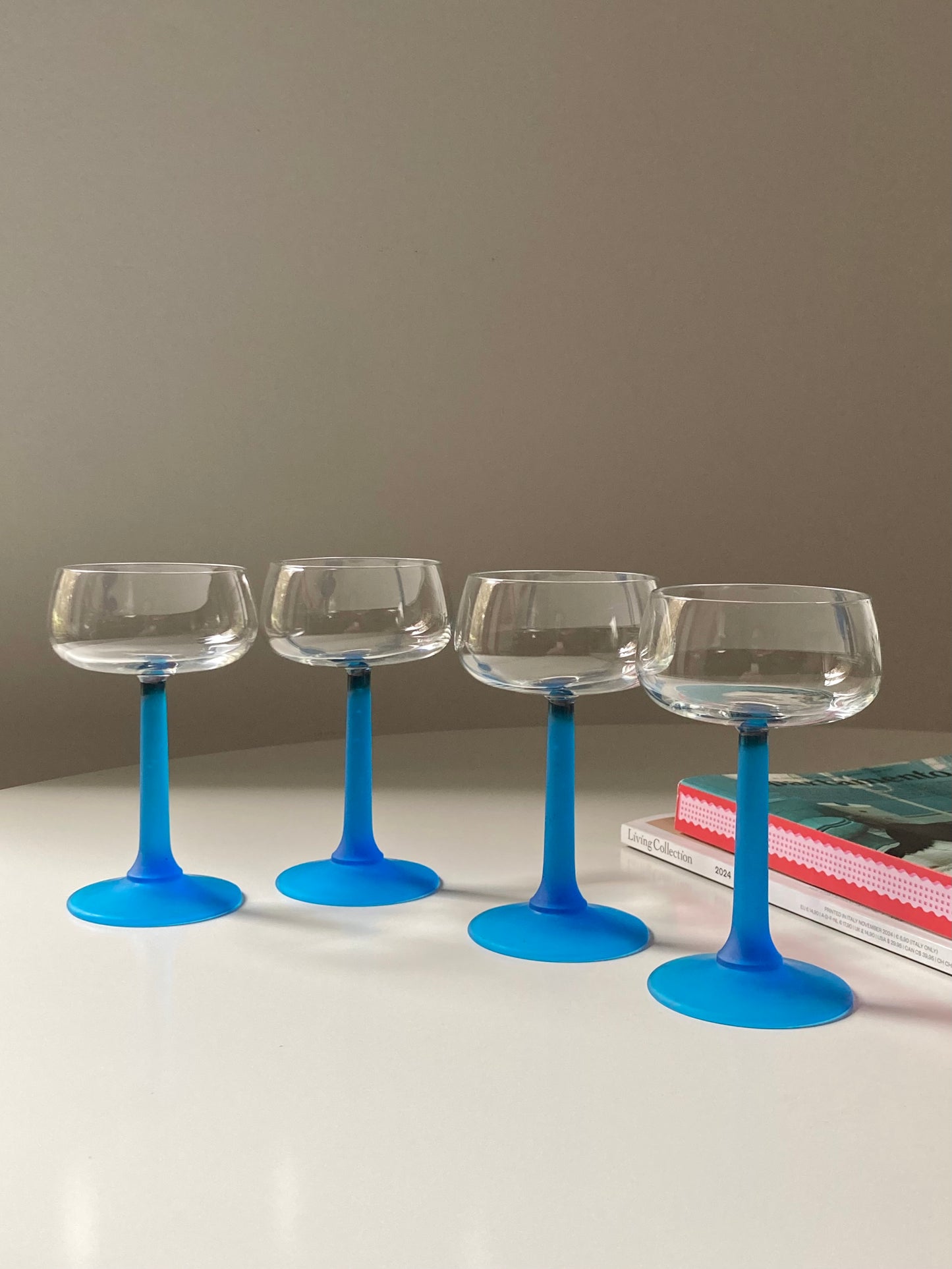 Set di 4 calici con stelo blu satinato