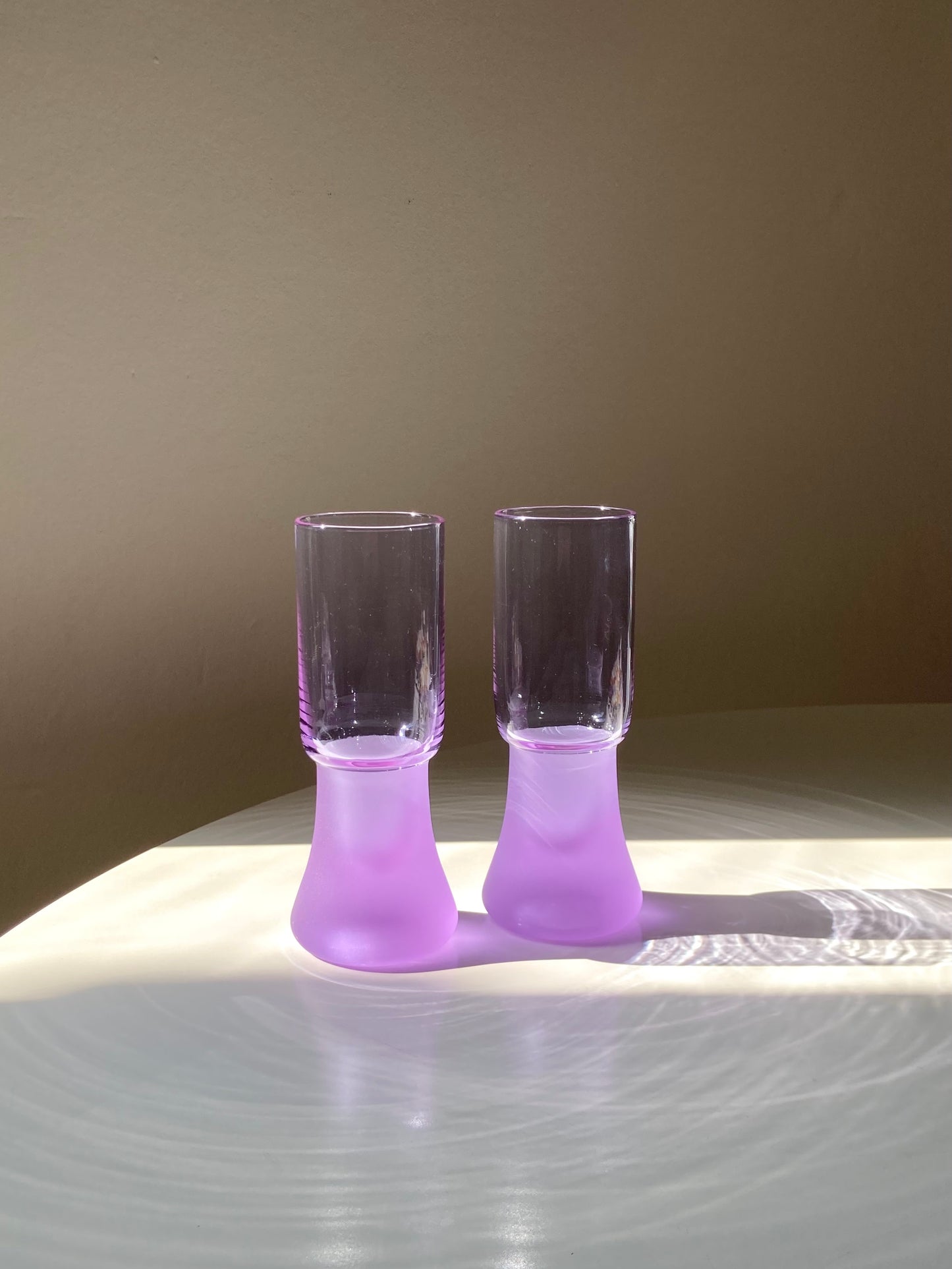 Set of 4 purple glass glasses and jug