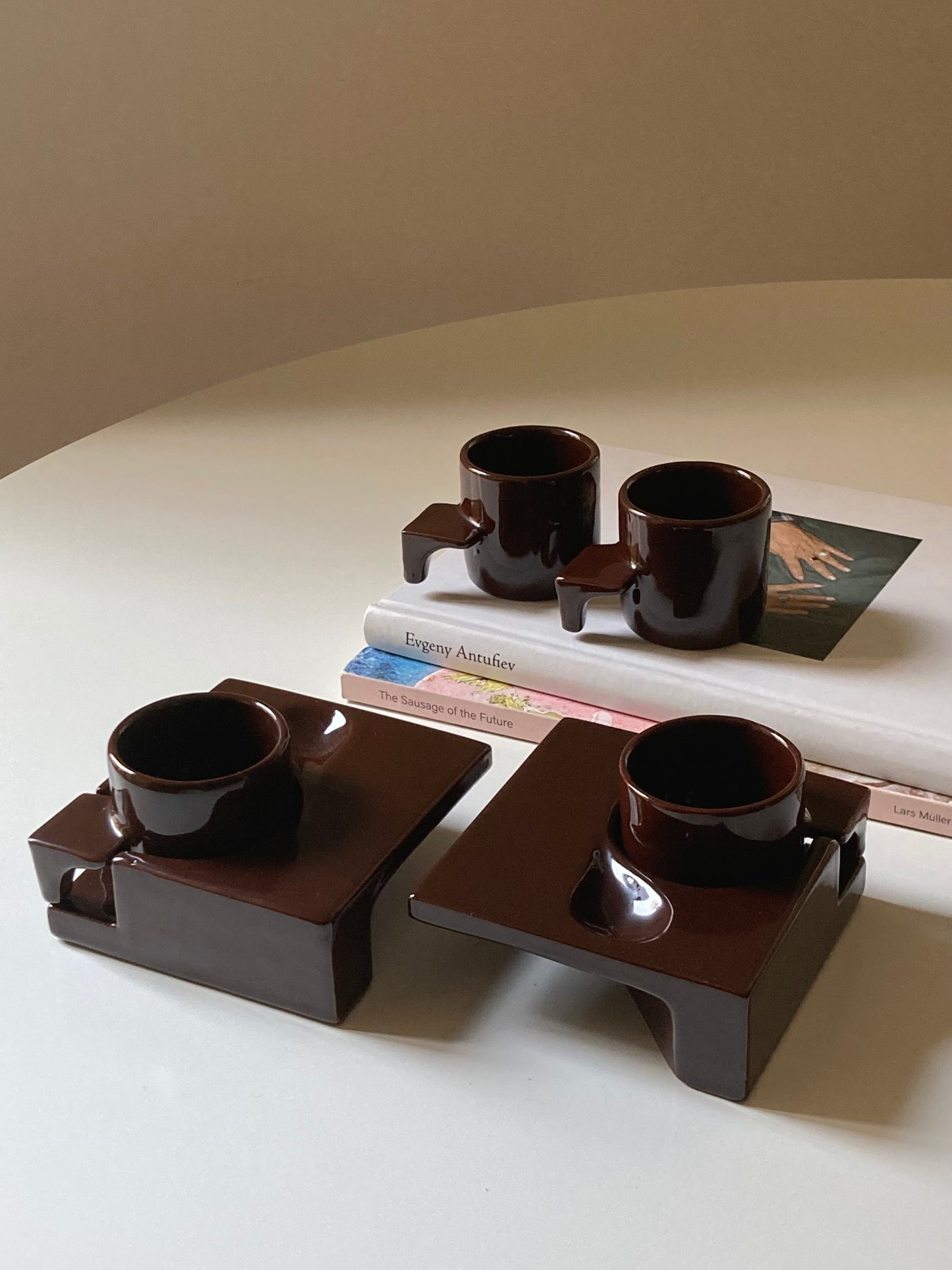 Ensemble de tasses à café couleur chocolat