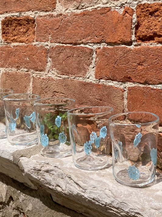 Set di goti veneziani con fiori azzurri