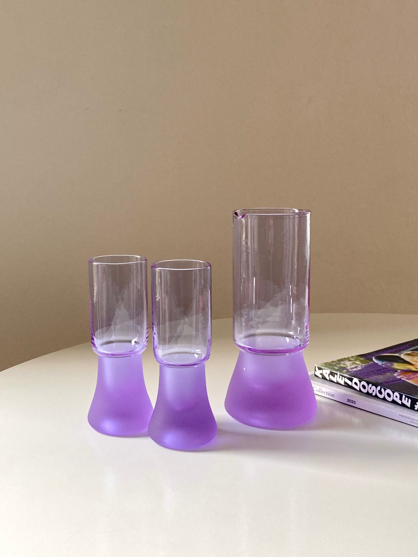 Set of 4 purple glass glasses and jug