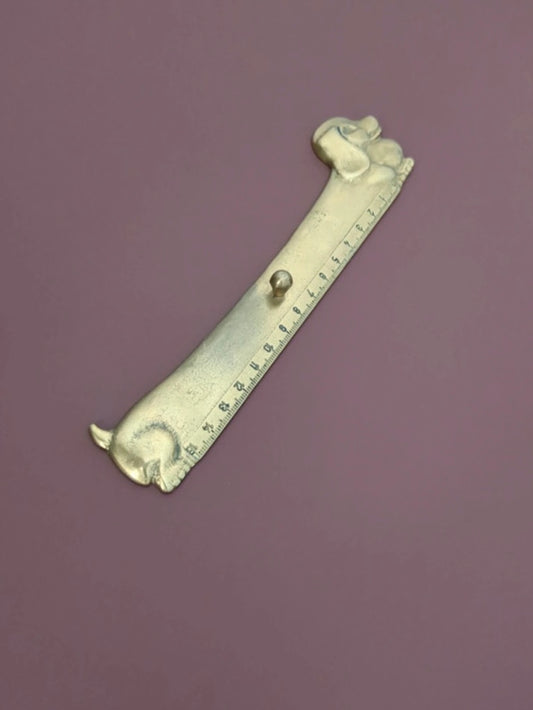Righello bassotto vintage in ottone