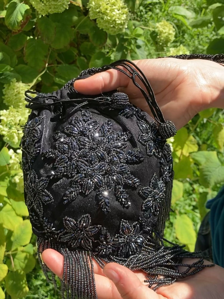 Pochette in velluto nero con perline