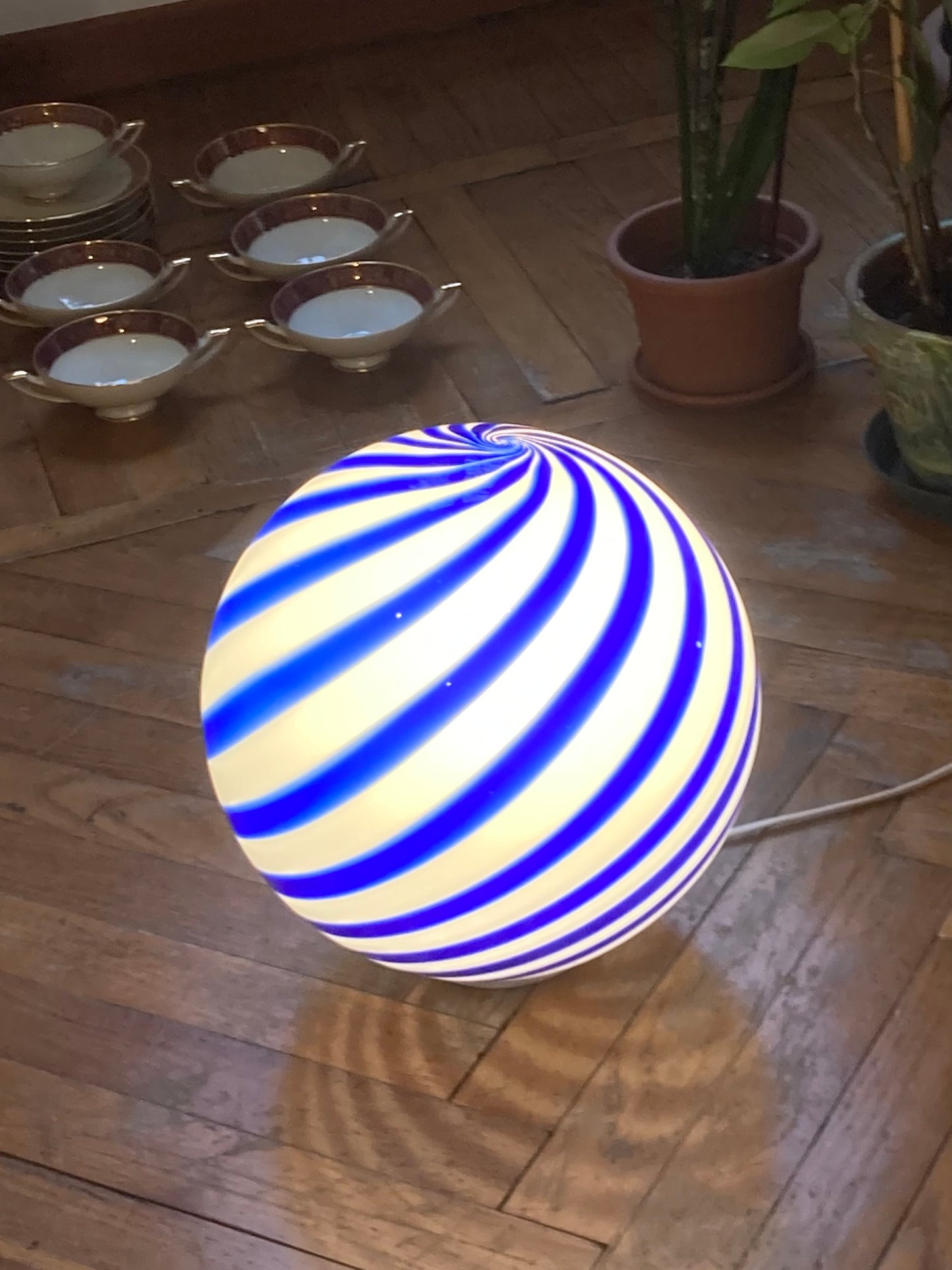 Lampe sphérique spirale bleue