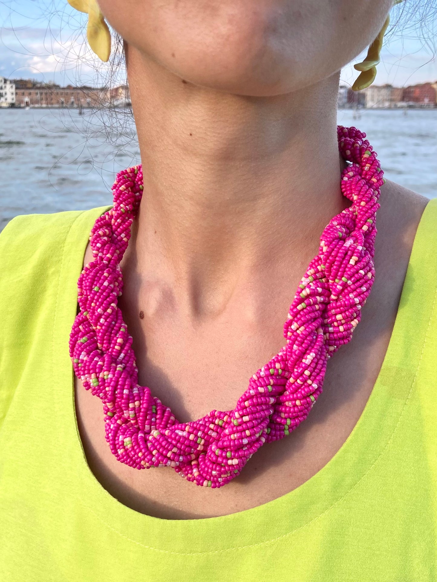 Collana intrecciata di perline rosa