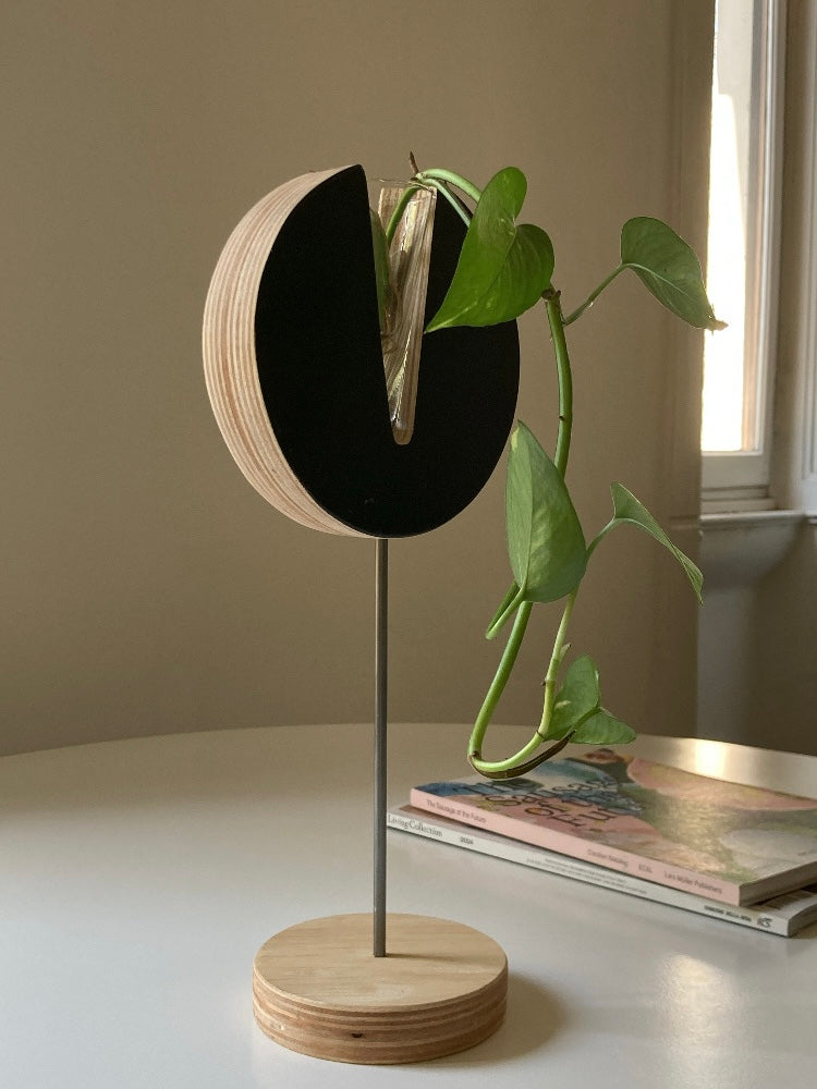 Vaso alto in legno e metallo